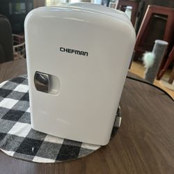 Chefman Portable Mini Fridge - cooling & warming capability 