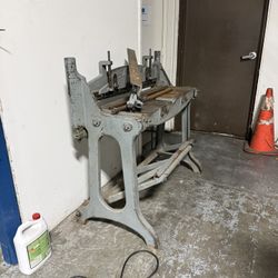 Pexto Model 132-G foot-operated sheet metal shear