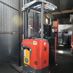 2,014 TOYOTA FORKLIFT ELECTRIC REACH 