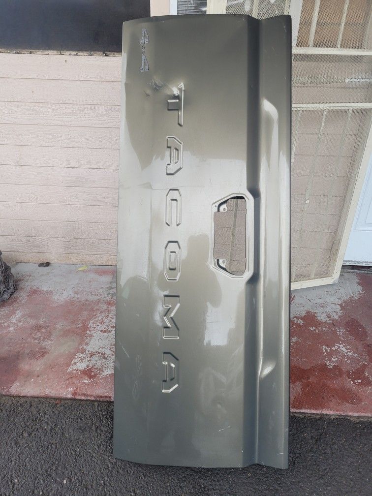 2015 Toyota Tacoma Tail Gate 