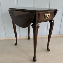 RARE find: Gorgeous Antique Cherry Queen Anne Style / French Provincial Drop Leaf Side/ accent Table