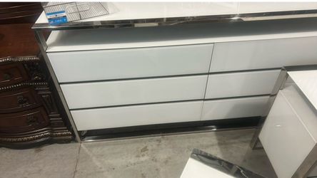 Michael Amini dresser Set no bed