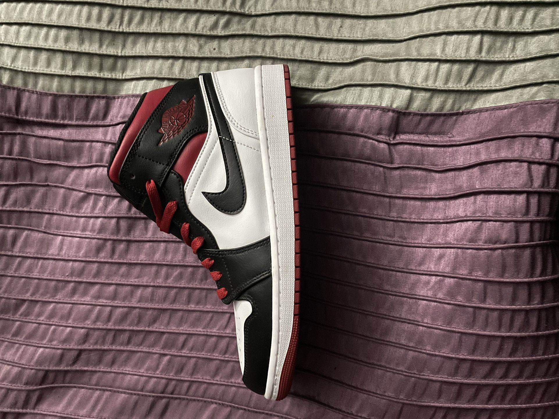 Jordan 1 Mid Gym Red Black Toe
