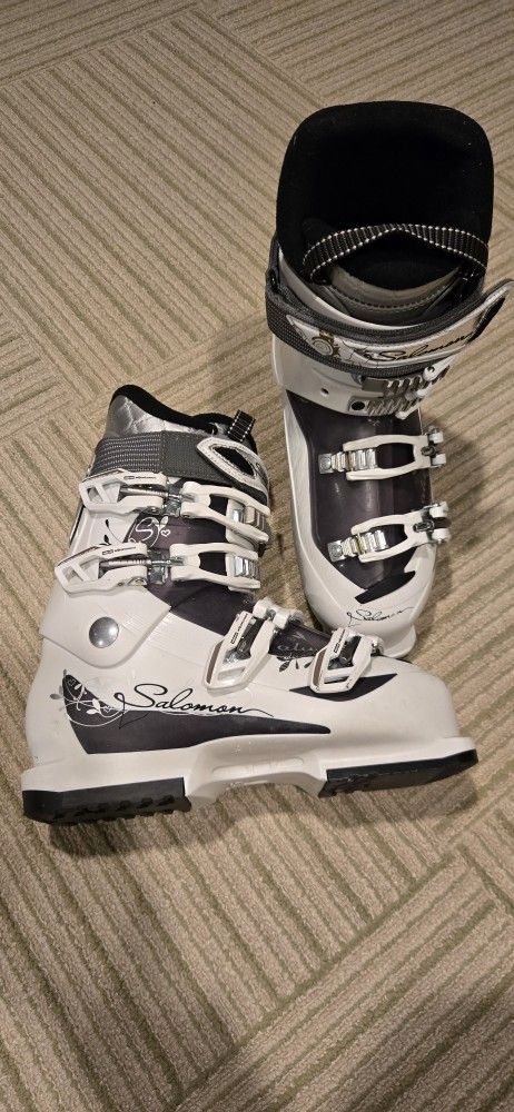 Women's Salomon Divine 6 ski boots