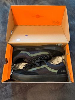 New Vans men’s Size 9