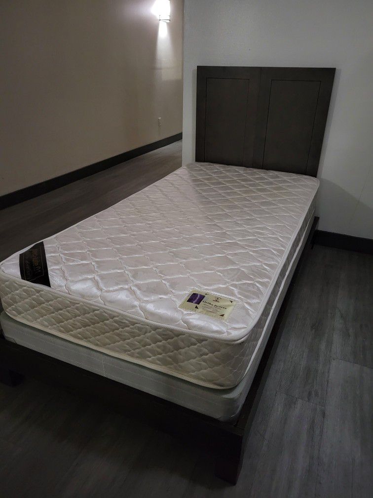 Beautiful Twin Size Bed With Mattress 