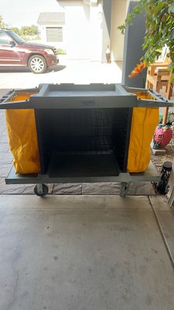 Global Industrial™ Housekeeping/Janitoral Cart