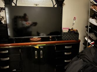 Dresser With Mirror