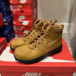 Nike manoa kids boots sneaker 4Y/ Women Size 8