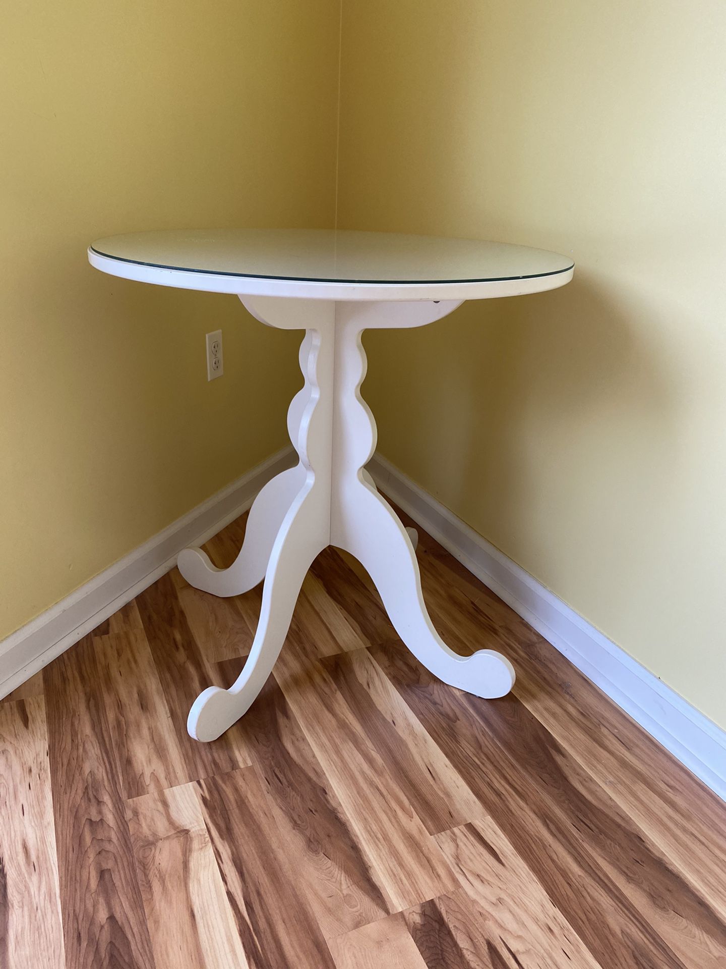 White round tables with glass top