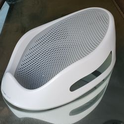 Angelcare Soft Touch Baby Bath Support Easy To Give Baby A Wash And Shower. Light Weight to hang it up for convenient storage.