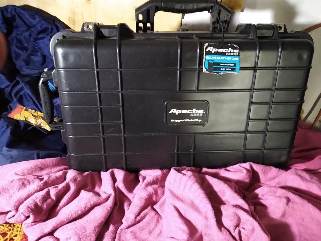 Apache 5800 rolling carry on case.