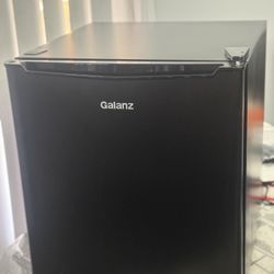 Refrigerator compact  dorm black 