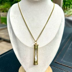 ⏳ Beautiful vintage gold tone (brass?) working hour glass pendant necklace