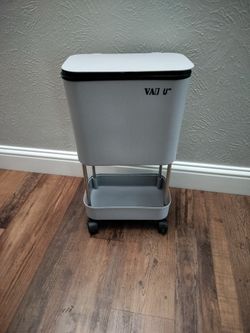 Rolling trash can