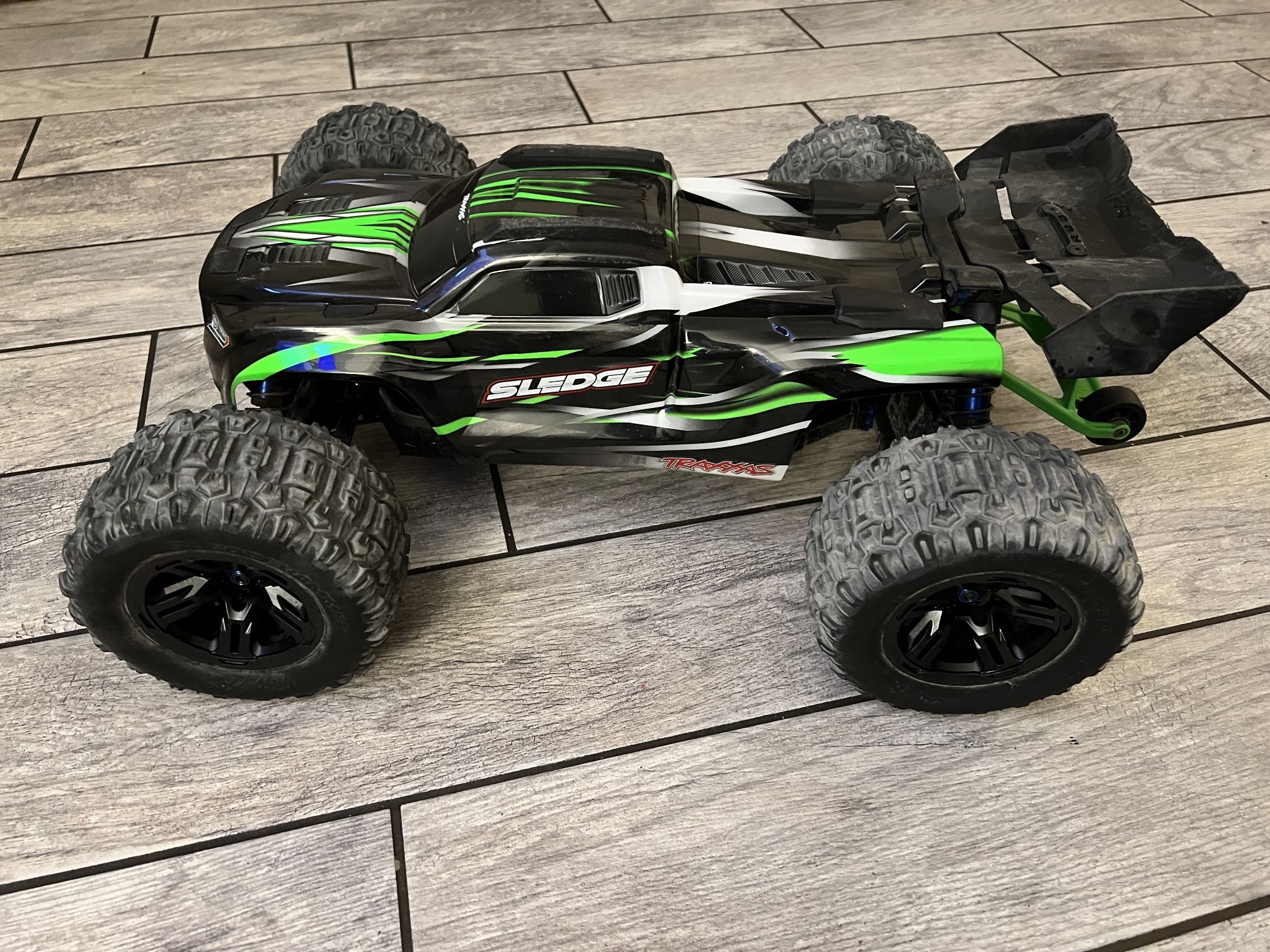 Traxas Sledge (Upgraded, RTR, 4 batteries, live charger, 2280 Servo, Bluetooth, 3 bodies etc...