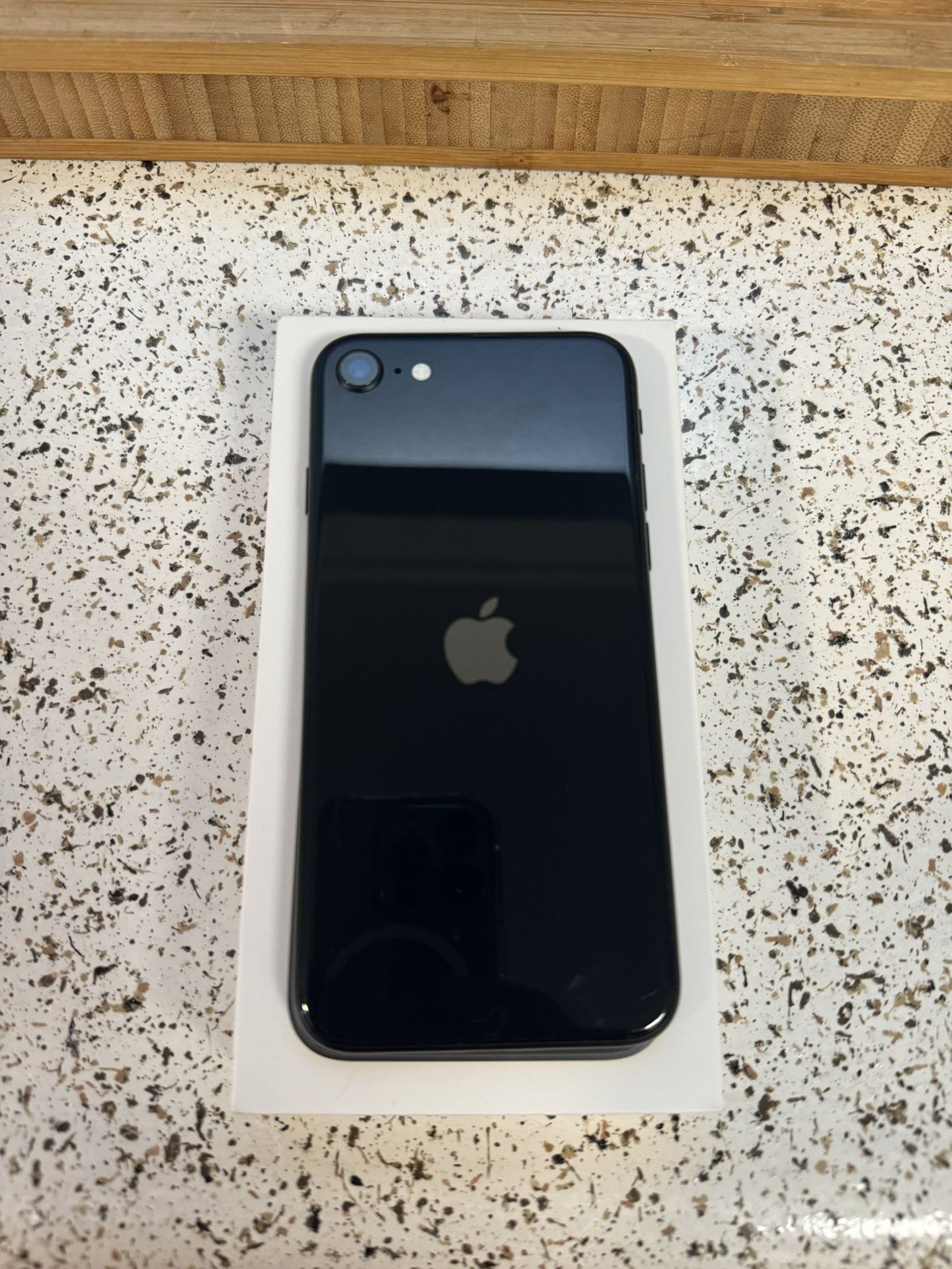 iPhone SE (2022) - Unlocked - 64GB