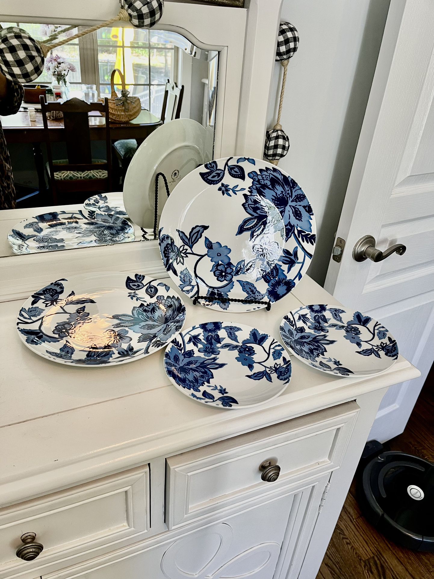 Set of georgeous blue and white floral plates, 2 dinner and 2 salad. Embossed print. New condition.