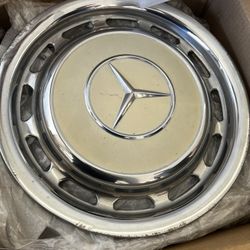 Mercedes Benz W123 Hubcaps Full Set