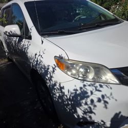 2012 toyota sienna  blanca v6  titulo limpio  87000 mias  genuinas