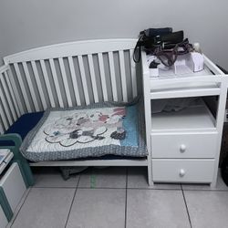 Baby Crib + Mattress Barely Used, Like New