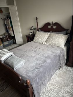 Wooden traditional bedroom set; make an offer