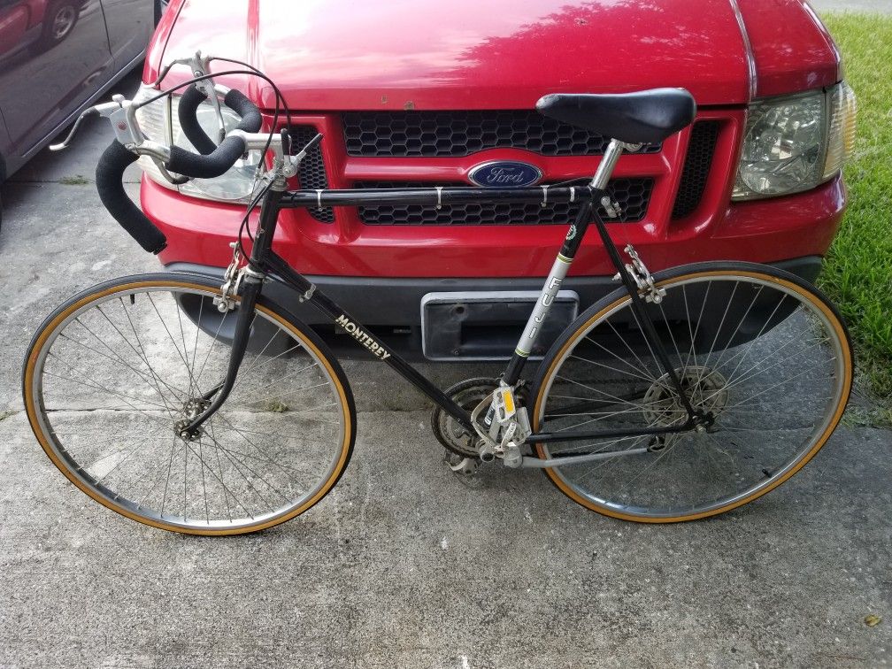 Vintage Fuji Monterey Road Bike Working for Sale in Jacksonville, FL