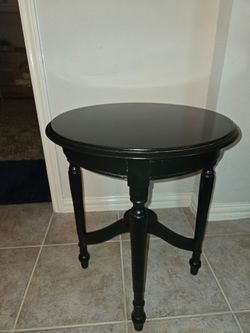 Round Black Accent / Side Table – 19" × 23"