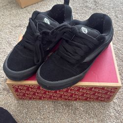 Black Knu Skool Size 8