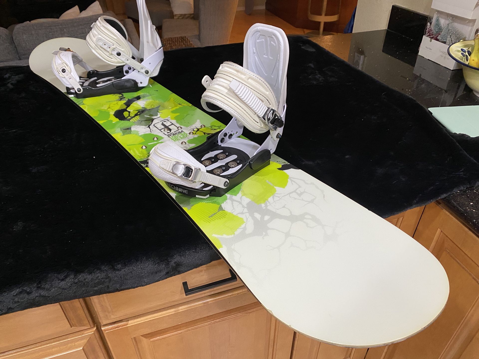 Forum "RE:MX" Snowboard (158cm) with Technine Bindings (Snow Board)