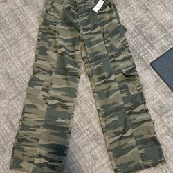 New With Tags. Pacsun Baggy Camo Pants, Womens Medium.
