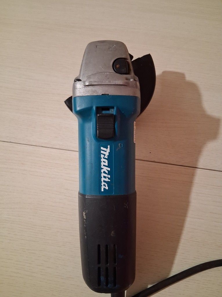 Like NEW 4 1/2" WHEEL ANGLE GRINDER **MAKITA**