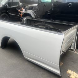 2022 dodge 2500 /3500  truck bed complete with hitch