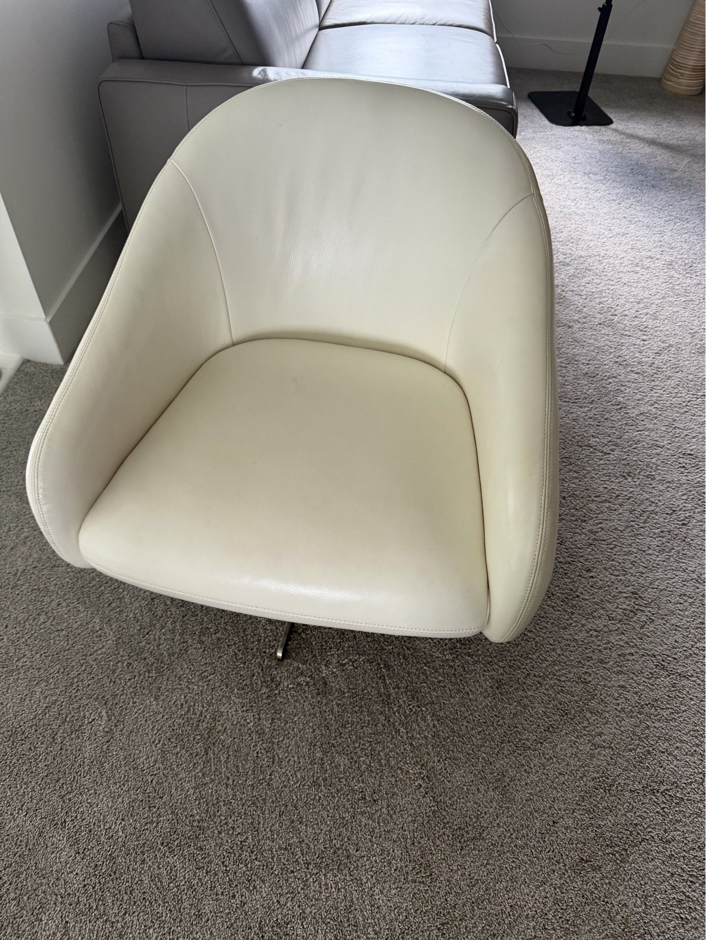 Sillón Italiano Perazzi de Cuero Blanco Giratorio – Diseño Moderno