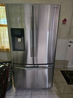 Samsung French Door Refrigerator (RF28HFEDBSR). Only Pick up Miami.