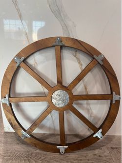 Wagon wheel picture holder