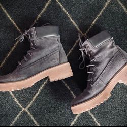 Timberland Women's Casual Shoes. 
Size 6.5
Worn Once.