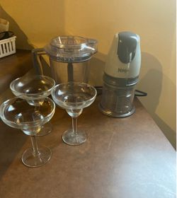 Ninja blender w/ margarita glasses