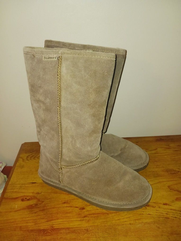Very Nice Ladies Size 8 Bearpaw Boots