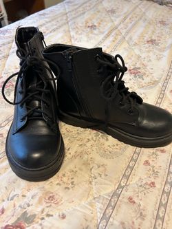 Boots: sz:4  NEW.  Chino, ca