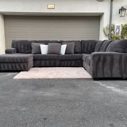 Stunning Dark Gray Sectional Couch In Excellent Condition - Free Delivery 🚚