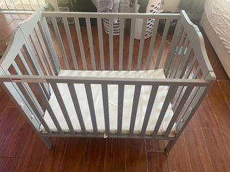 Mini foldable crib