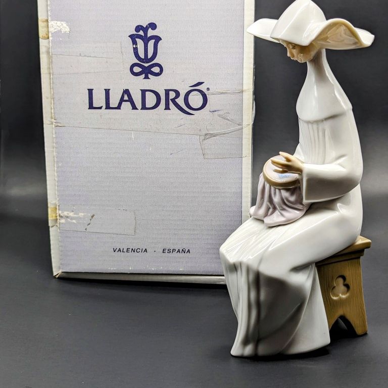 Lladro Time To Sew Nun White #5501 RETIRED Porcelain Figure With Original Box