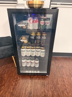 Beverage refrigerator