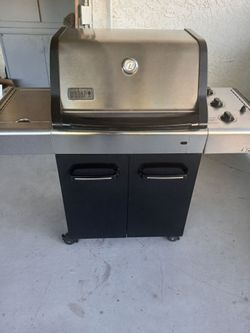 BBQ GIRL 4 burners by Weber Havy Duty Stanlles Steel it's in excellent condition very clean Ready to use