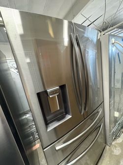 French Door Refrigerator with Ice and Water Dispenser
