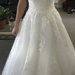 Brand new wedding dress. Never Worn! 