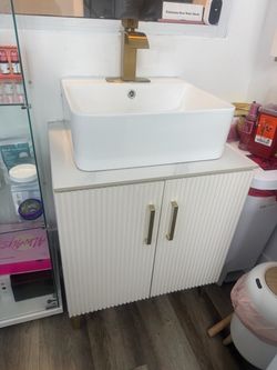 White vanity sink & faucet