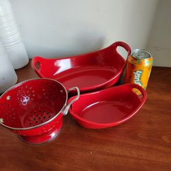 Rachael Ray oval baking dish both For $10/ $4for The colander 