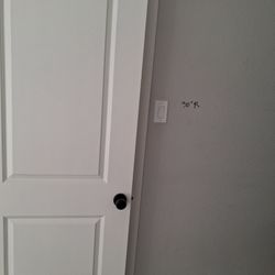 Shaker Doors With Frame And Knobs